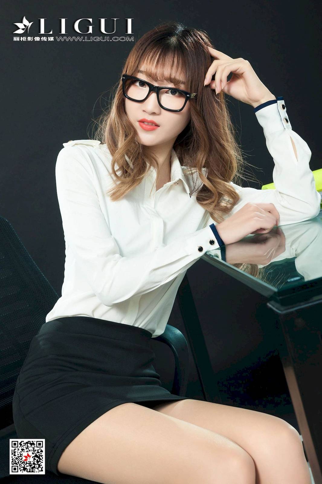Ligui丽柜模特小然然白衬衫职场OL肉色丝袜装扮性感写真-17
