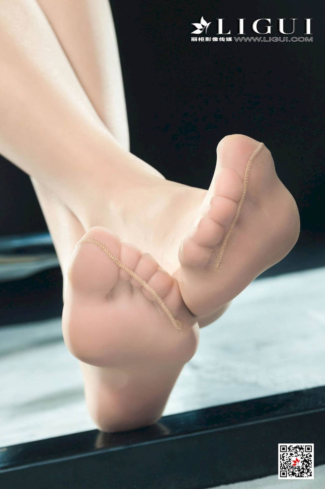 Ligui丽柜模特小然然白衬衫职场OL肉色丝袜装扮性感写真-28