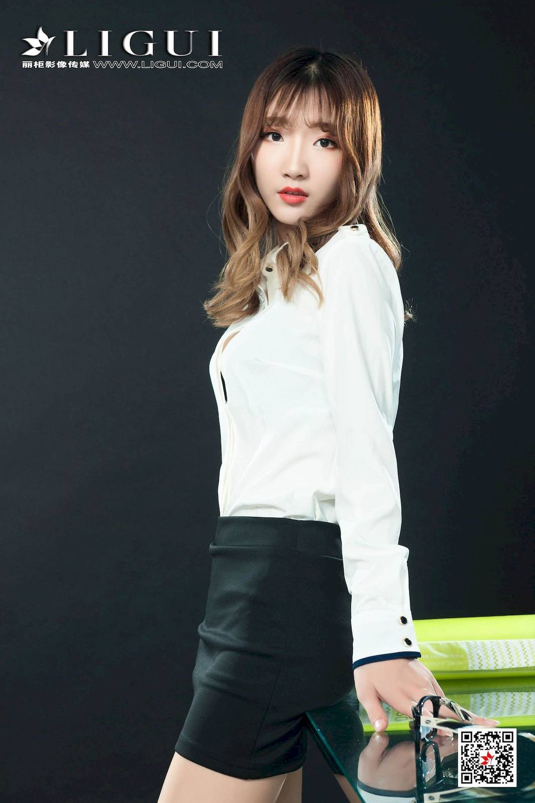 Ligui丽柜模特小然然白衬衫职场OL肉色丝袜装扮性感写真-38