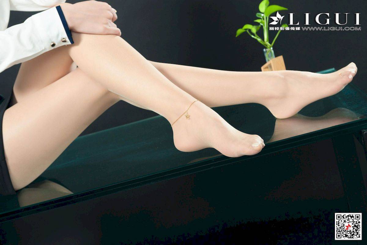 Ligui丽柜模特小然然白衬衫职场OL肉色丝袜装扮性感写真-52