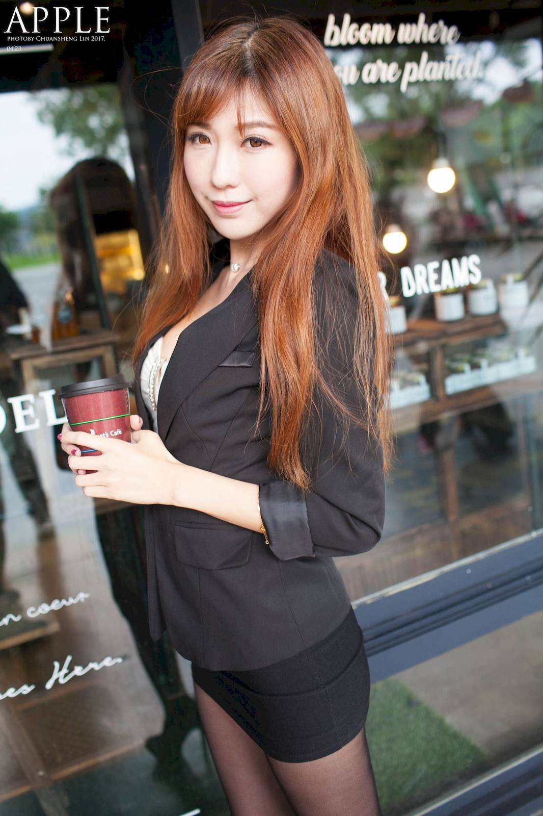 台湾正妹张闵净职场服饰搭配黑丝美腿OL风格时尚街拍-6