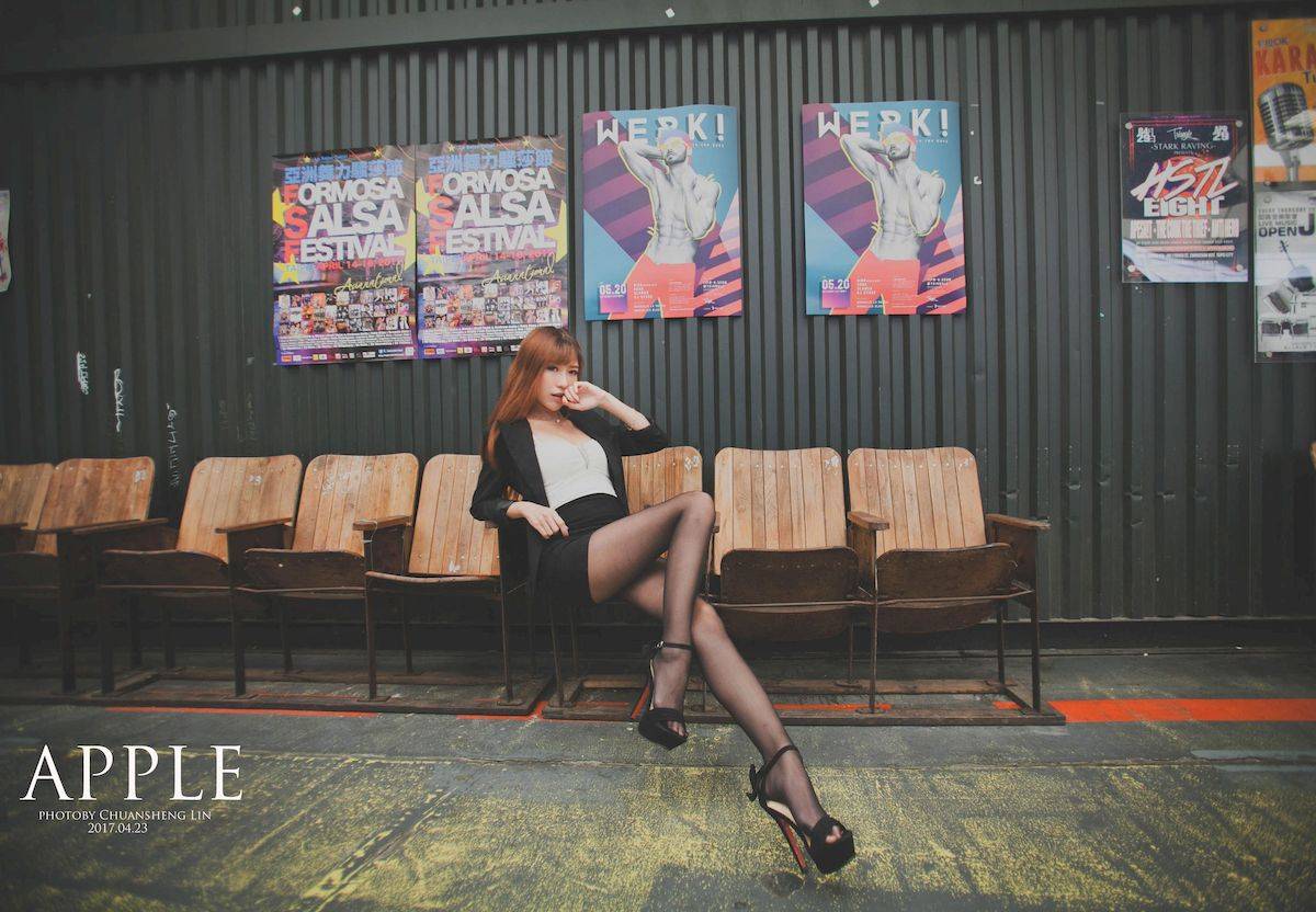 台湾正妹张闵净职场服饰搭配黑丝美腿OL风格时尚街拍-20