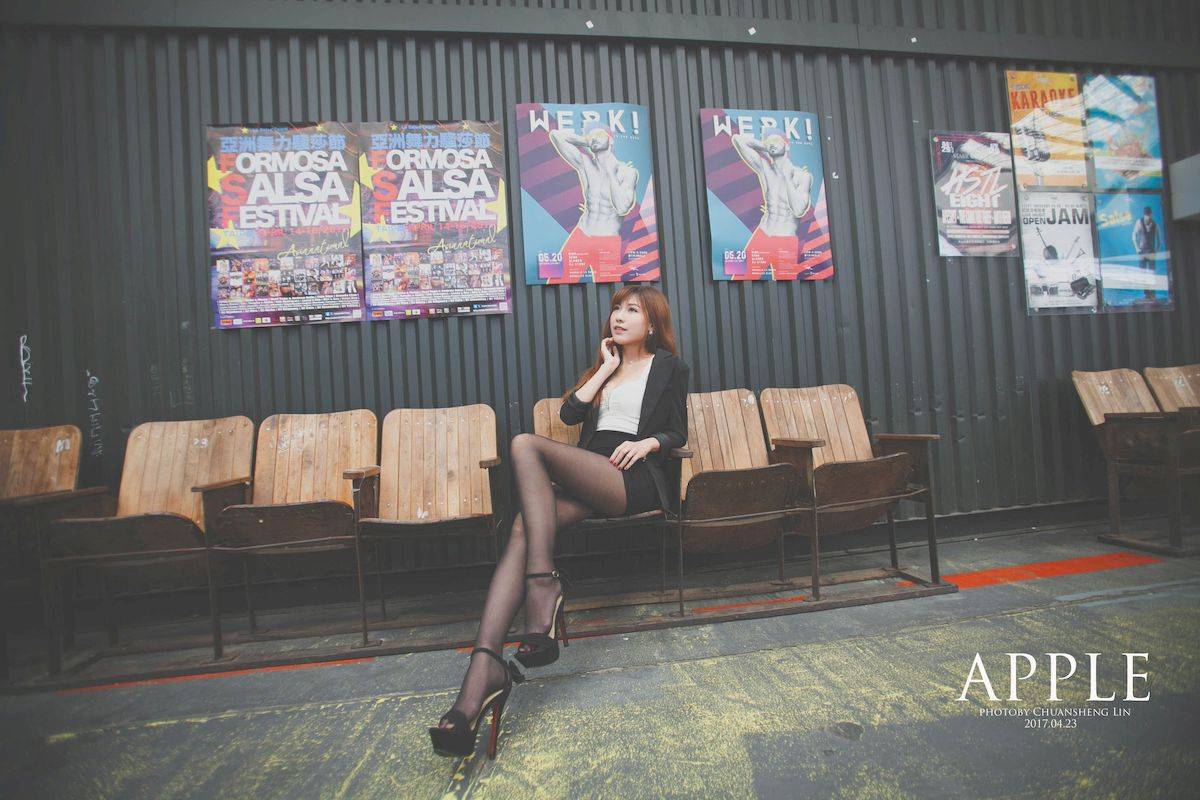 台湾正妹张闵净职场服饰搭配黑丝美腿OL风格时尚街拍-17