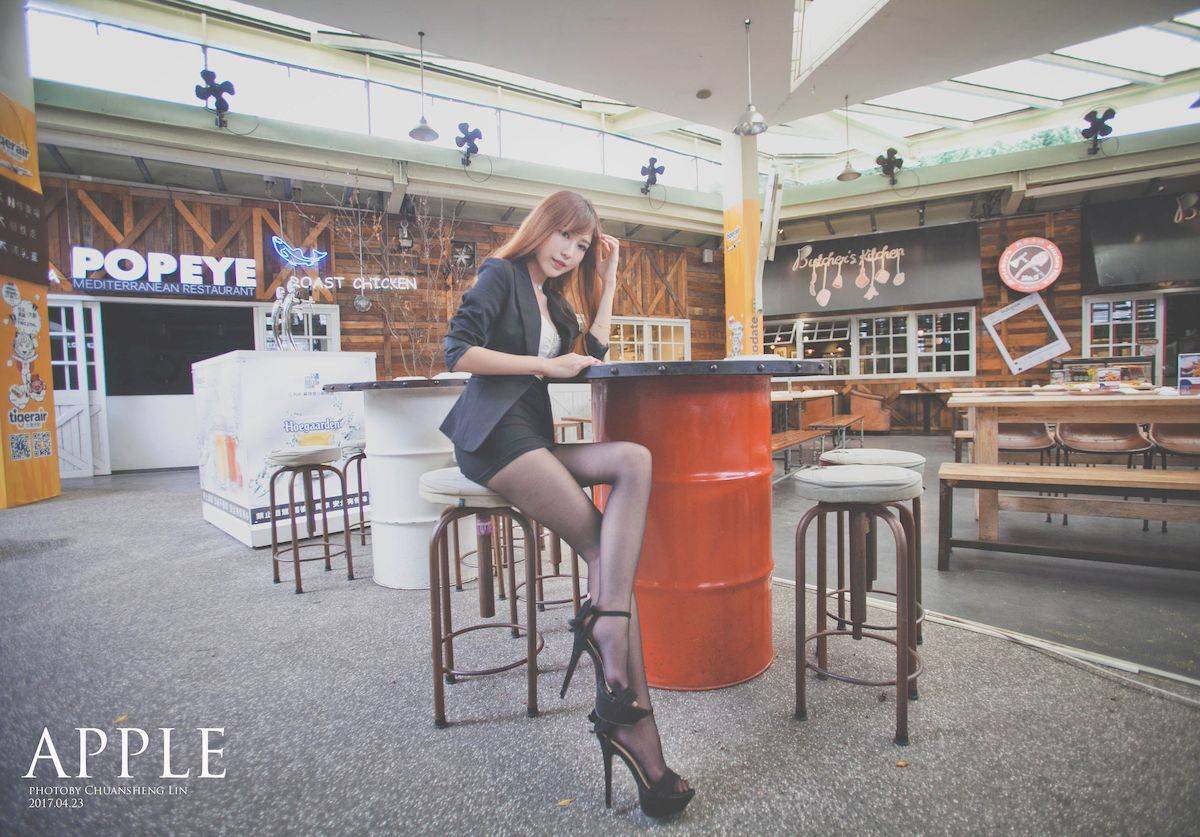 台湾正妹张闵净职场服饰搭配黑丝美腿OL风格时尚街拍-30