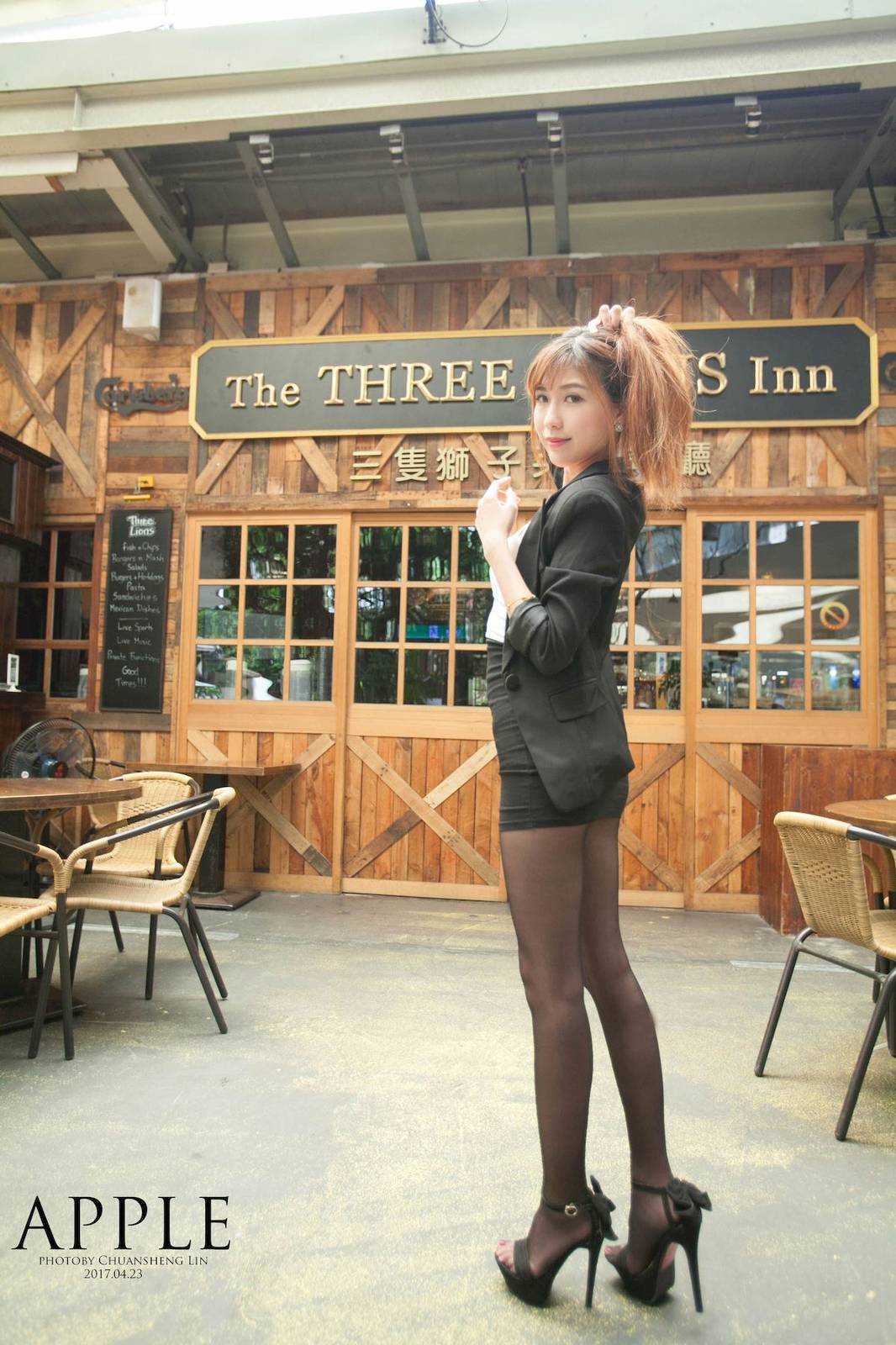 台湾正妹张闵净职场服饰搭配黑丝美腿OL风格时尚街拍-33