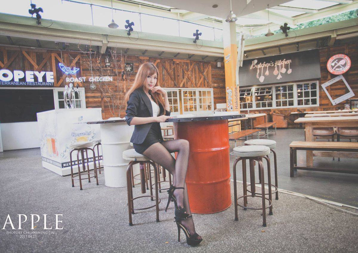 台湾正妹张闵净职场服饰搭配黑丝美腿OL风格时尚街拍-28