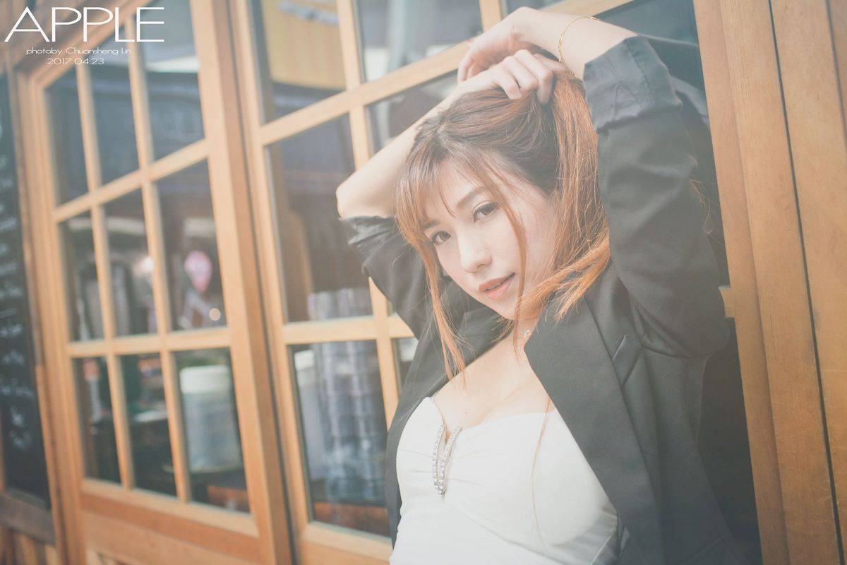 台湾正妹张闵净职场服饰搭配黑丝美腿OL风格时尚街拍-37