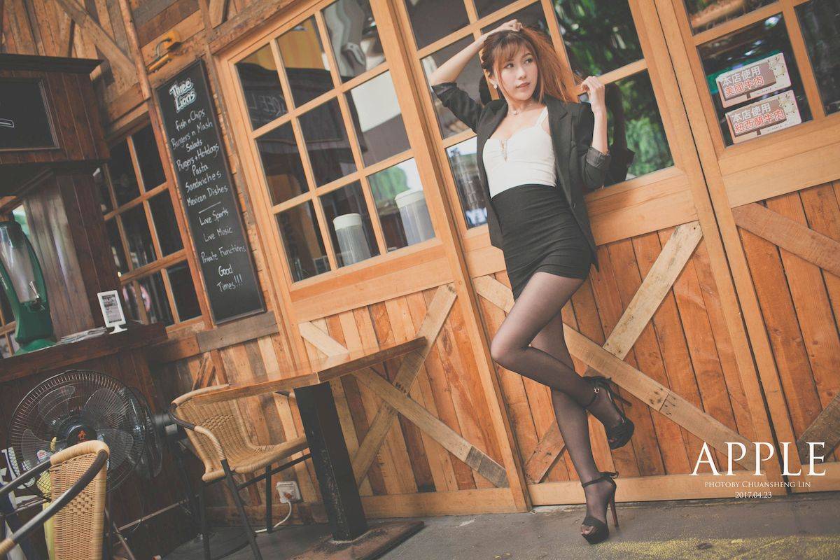 台湾正妹张闵净职场服饰搭配黑丝美腿OL风格时尚街拍-35
