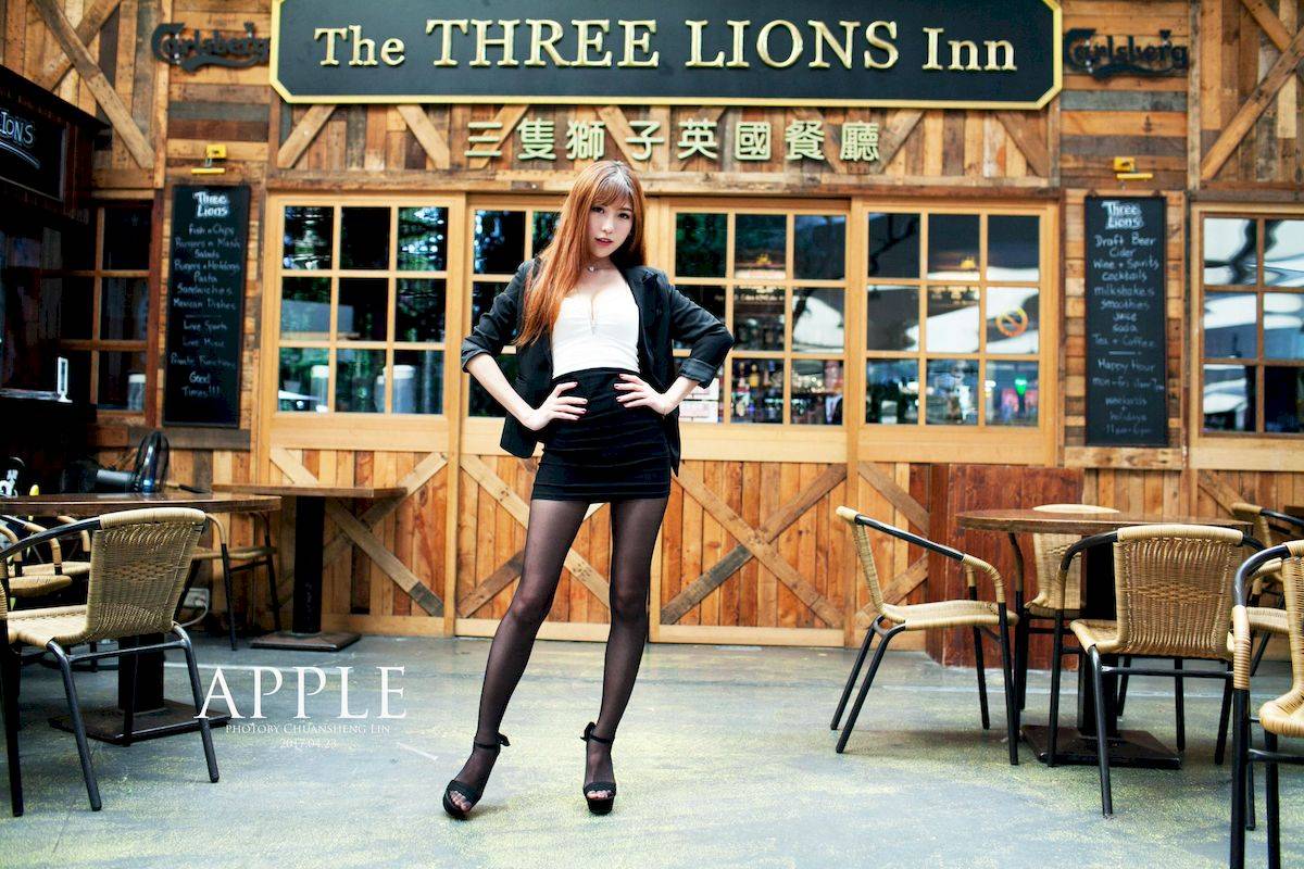 台湾正妹张闵净职场服饰搭配黑丝美腿OL风格时尚街拍-40