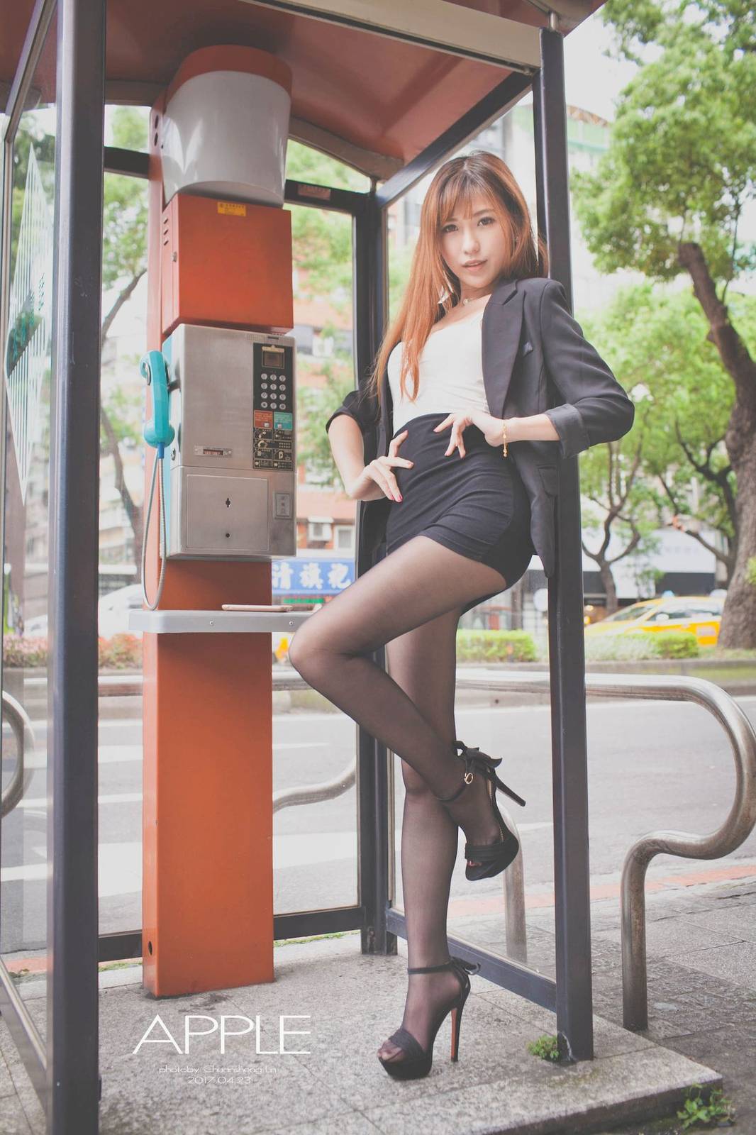 台湾正妹张闵净职场服饰搭配黑丝美腿OL风格时尚街拍-49