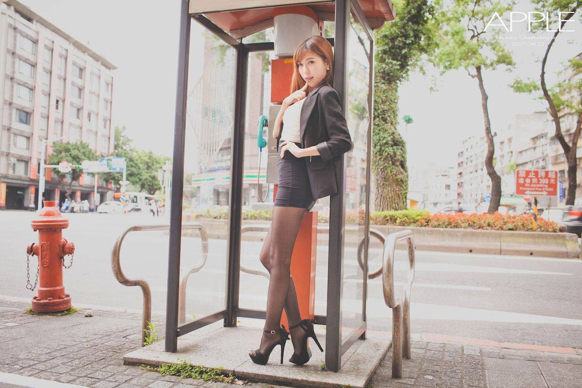 台湾正妹张闵净职场服饰搭配黑丝美腿OL风格时尚街拍-50