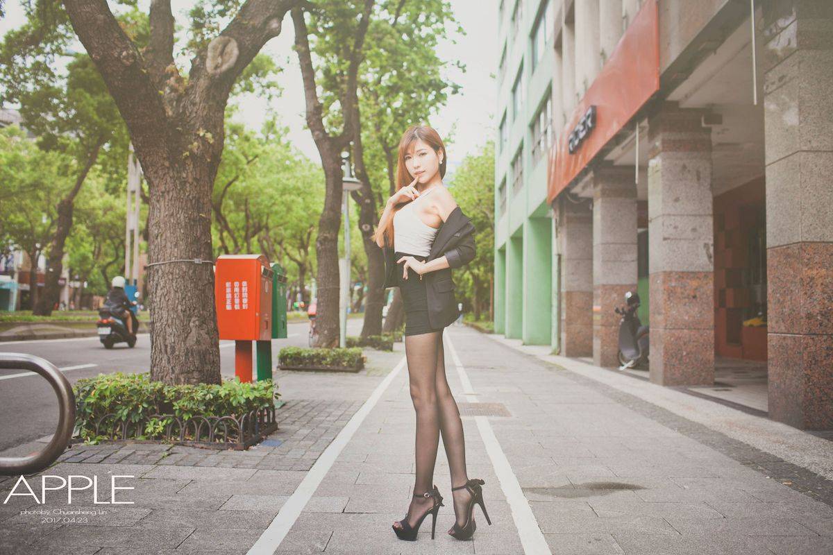 台湾正妹张闵净职场服饰搭配黑丝美腿OL风格时尚街拍-52