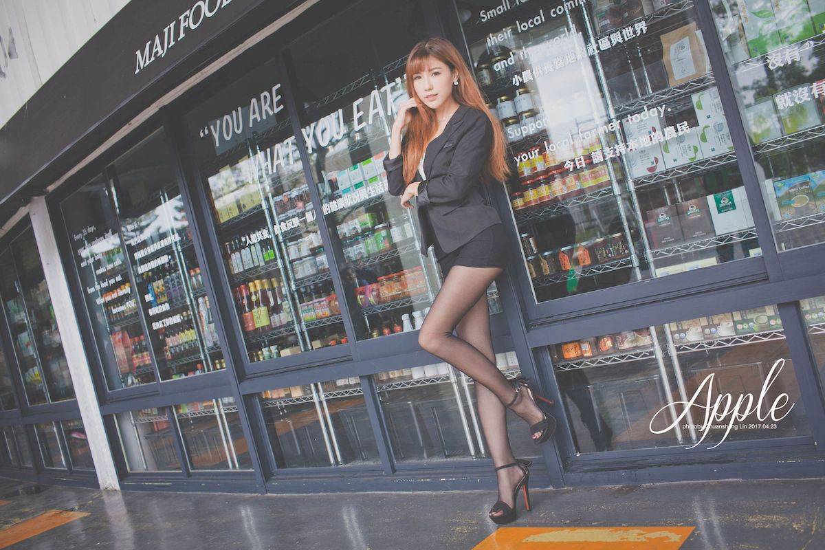 台湾正妹张闵净职场服饰搭配黑丝美腿OL风格时尚街拍-64