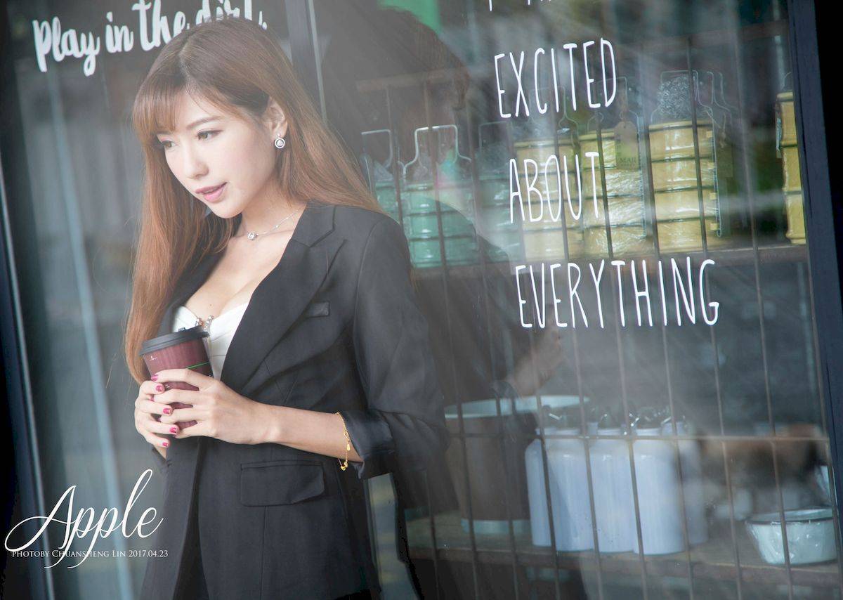 台湾正妹张闵净职场服饰搭配黑丝美腿OL风格时尚街拍-66