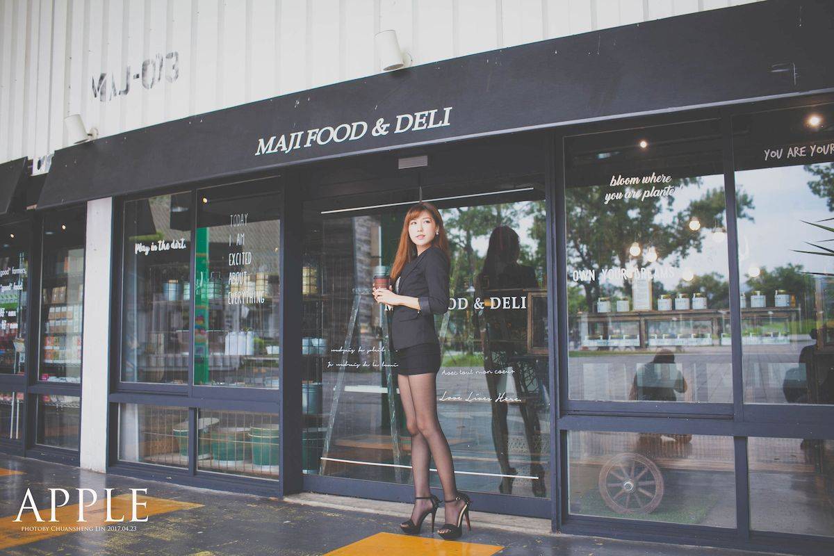 台湾正妹张闵净职场服饰搭配黑丝美腿OL风格时尚街拍-68