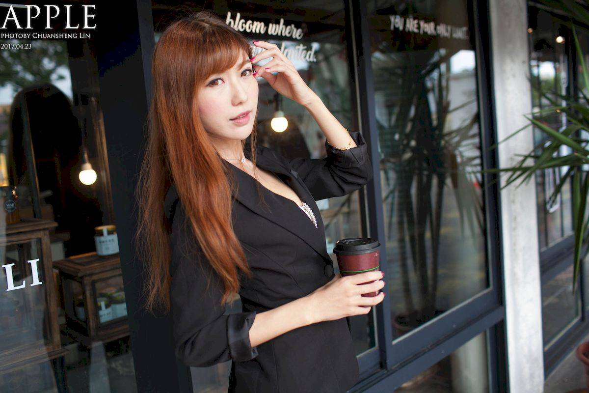 台湾正妹张闵净职场服饰搭配黑丝美腿OL风格时尚街拍-72