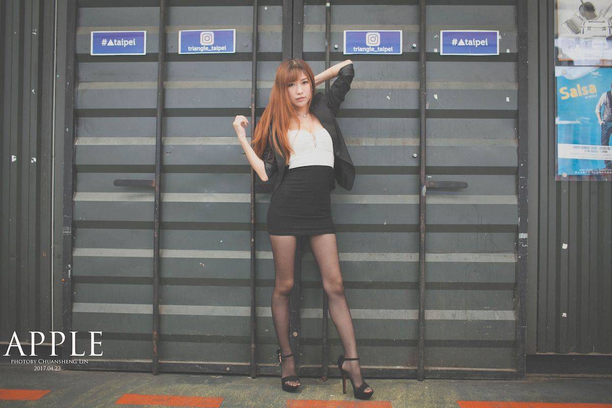 台湾正妹张闵净职场服饰搭配黑丝美腿OL风格时尚街拍-74