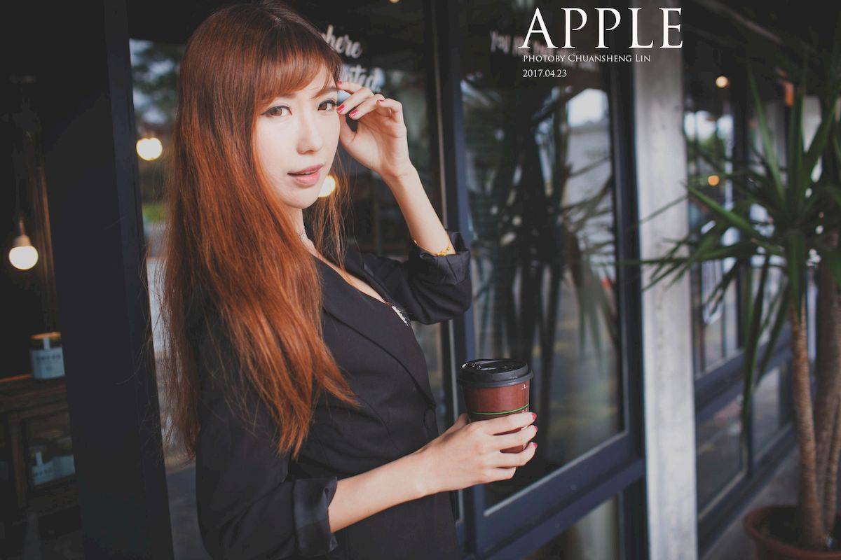 台湾正妹张闵净职场服饰搭配黑丝美腿OL风格时尚街拍-73