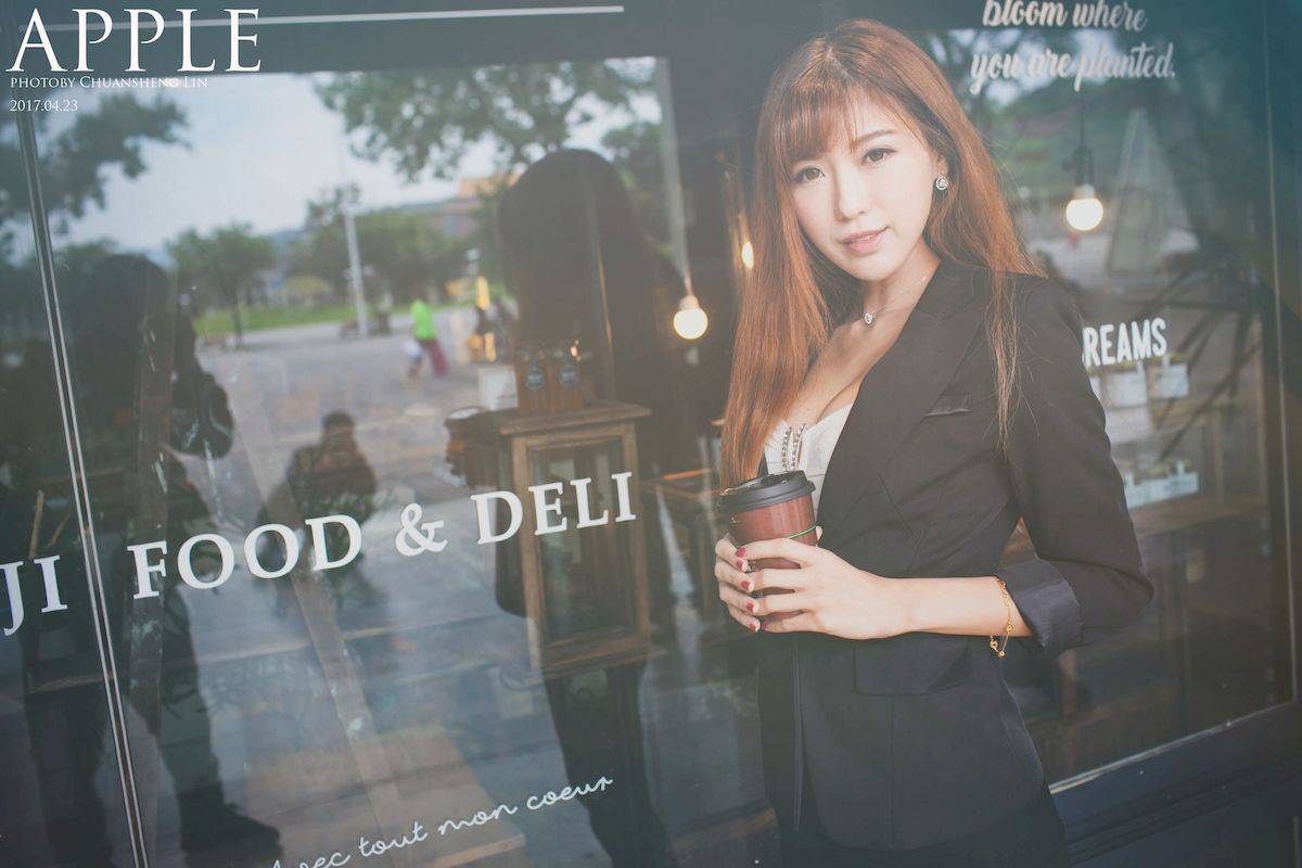 台湾正妹张闵净职场服饰搭配黑丝美腿OL风格时尚街拍-71