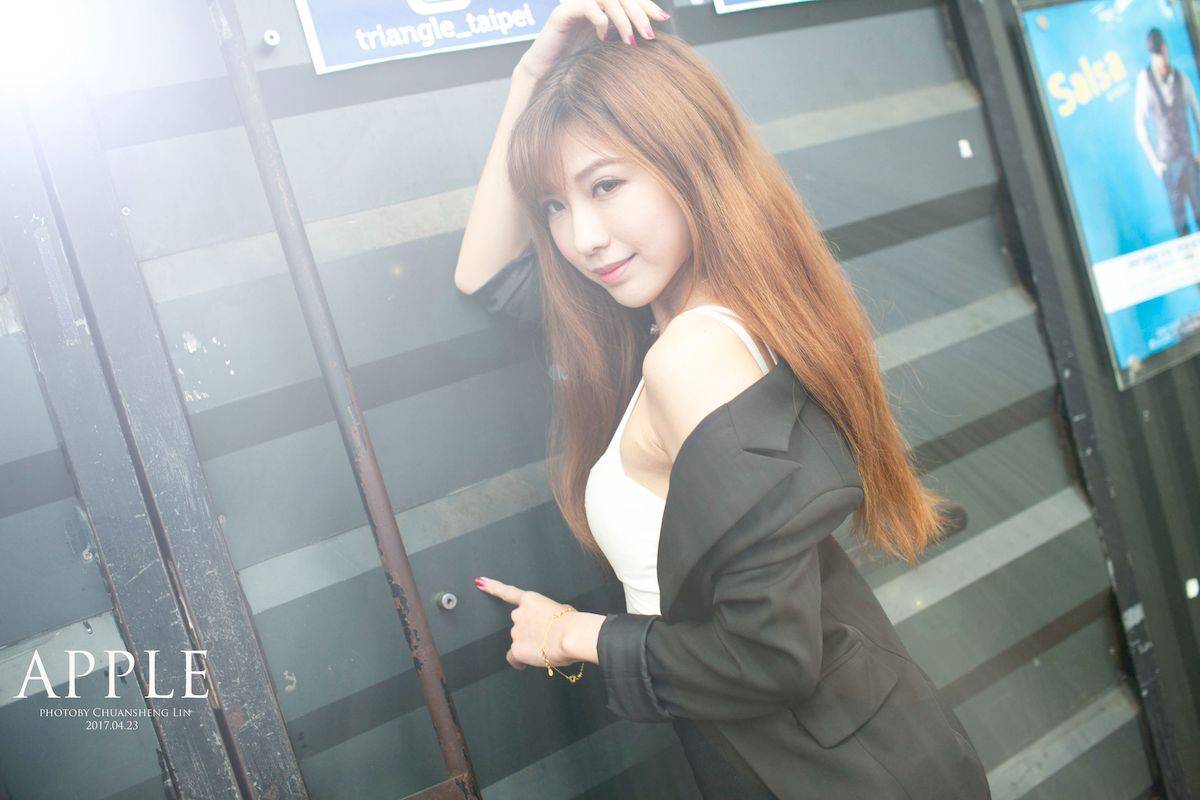 台湾正妹张闵净职场服饰搭配黑丝美腿OL风格时尚街拍-77