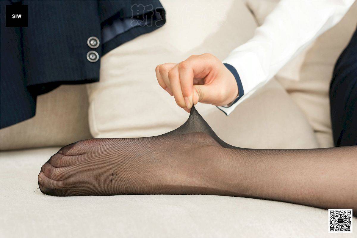 SIW斯文传媒模特小谈职场制服搭配黑丝美腿OL风格写真-50