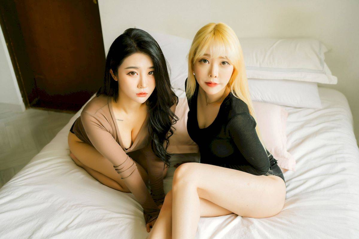 网络美女Bomi&Zia情趣背心福利姐妹花系列性感写真-65