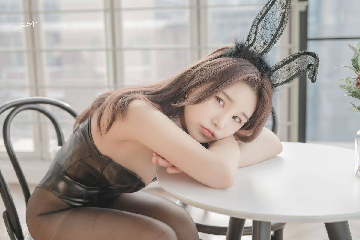 网络美女zzYuri黑色连体皮衣搭配黑丝美腿多套服饰写真-15