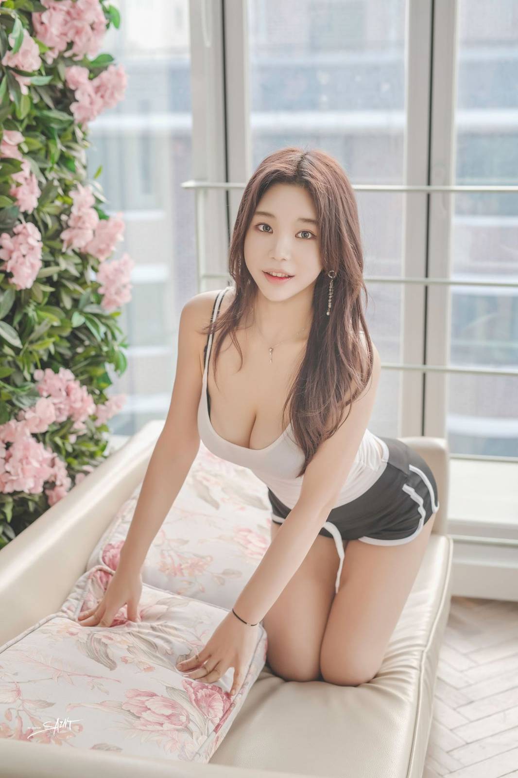 网络美女zzYuri黑色连体皮衣搭配黑丝美腿多套服饰写真-43