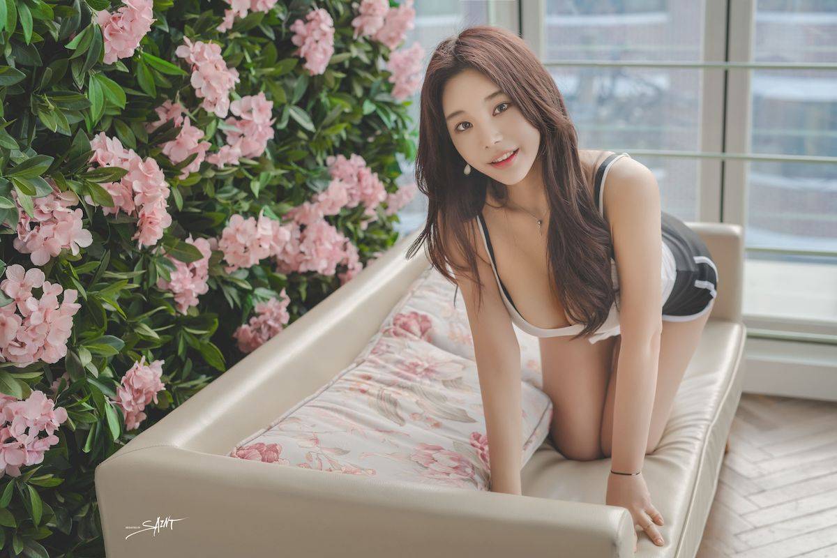 网络美女zzYuri黑色连体皮衣搭配黑丝美腿多套服饰写真-44