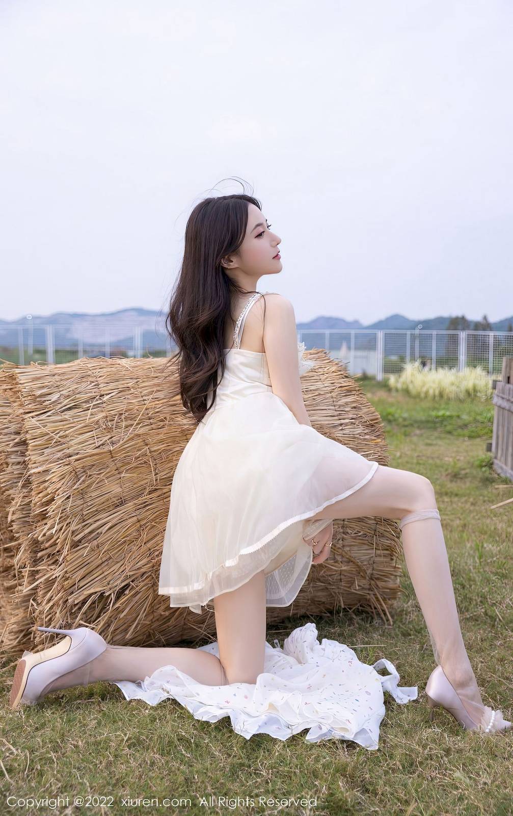 秀人网美女模特鱼子酱Fish白翼公主裙原色丝袜户外旅拍-36