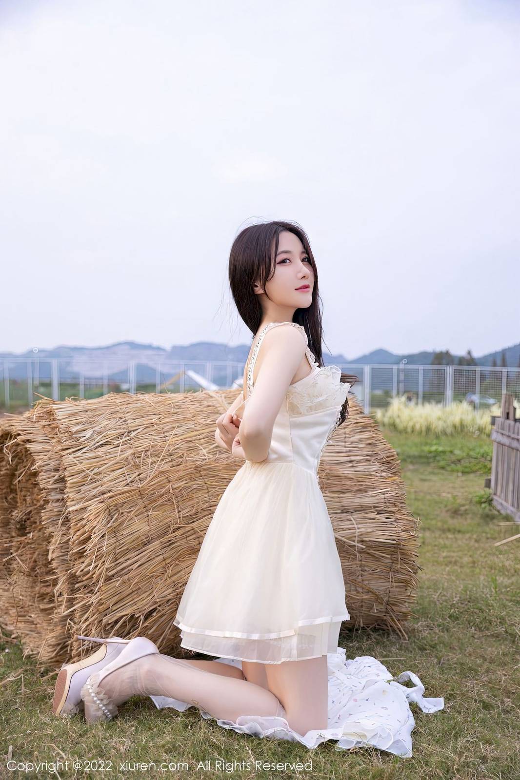 秀人网美女模特鱼子酱Fish白翼公主裙原色丝袜户外旅拍-38