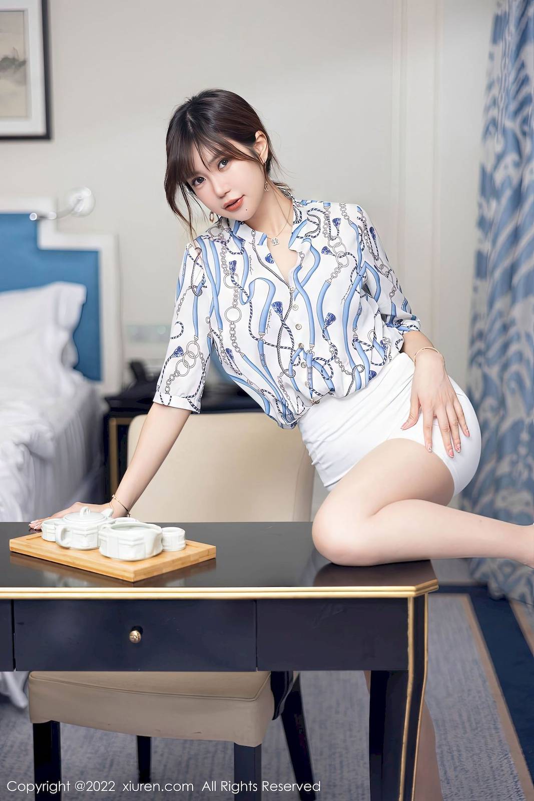 秀人网性感女神Carina梦绮白色上衣搭配白色短裙明艳写真-17