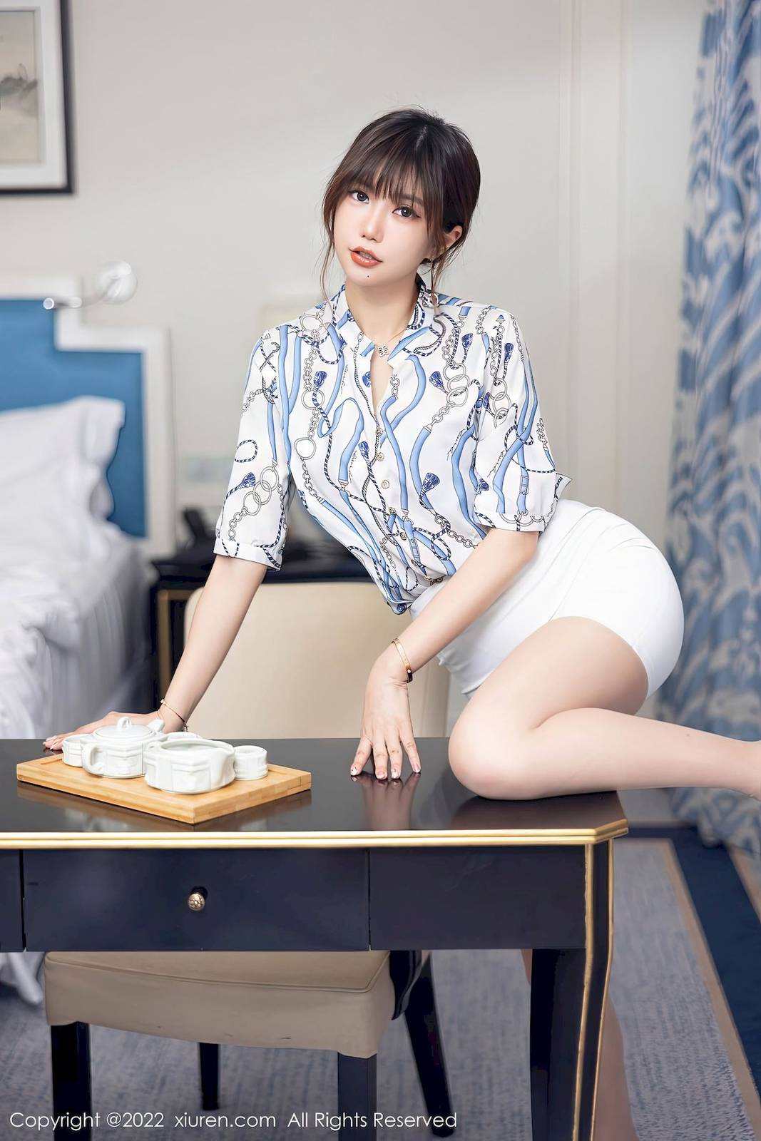 秀人网性感女神Carina梦绮白色上衣搭配白色短裙明艳写真-16