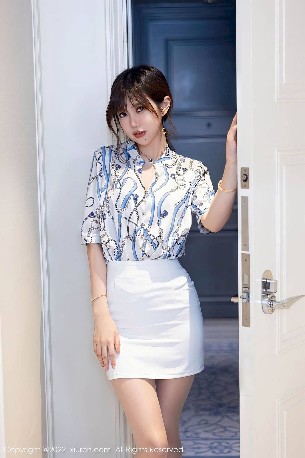 秀人网性感女神Carina梦绮白色上衣搭配白色短裙明艳写真-24