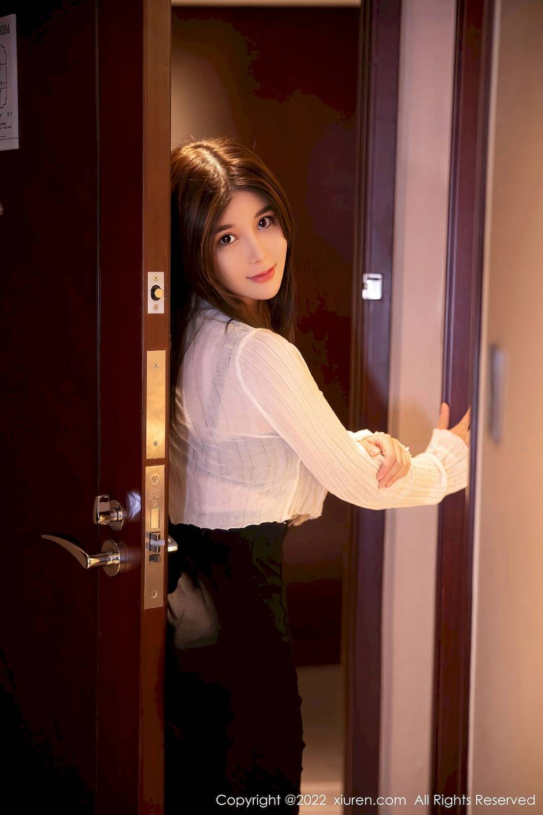 秀人网美女模特周jojobaby白色上衣搭配黑色短裙私房写真-3