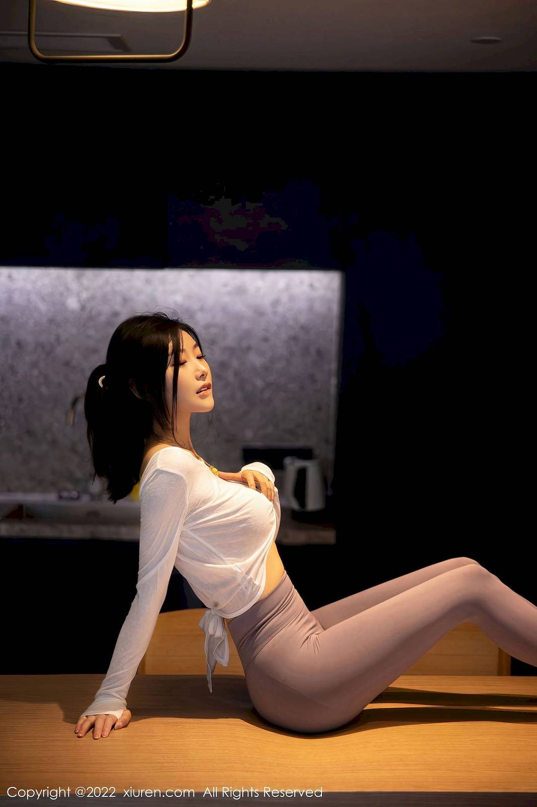 秀人网新人嫩模苏苏阿白色上衣搭配灰色瑜伽裤首套写真-12