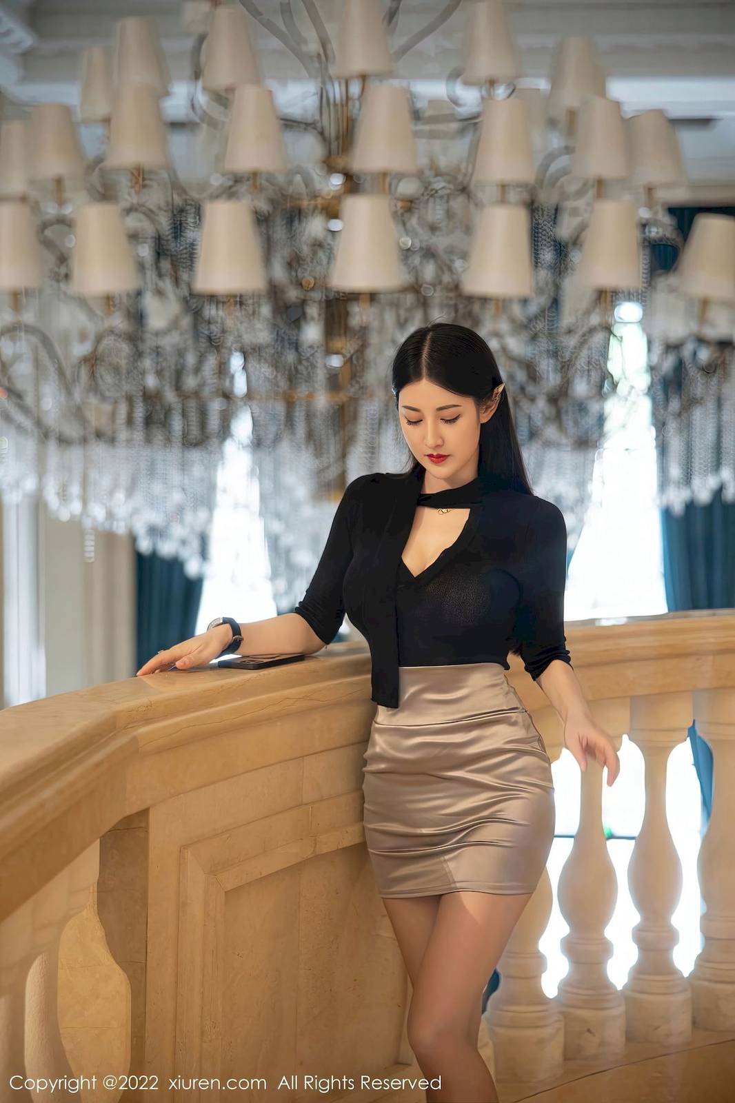 秀人网模特陈诗诗kiki黑色上衣搭配浅灰色短裙性感写真