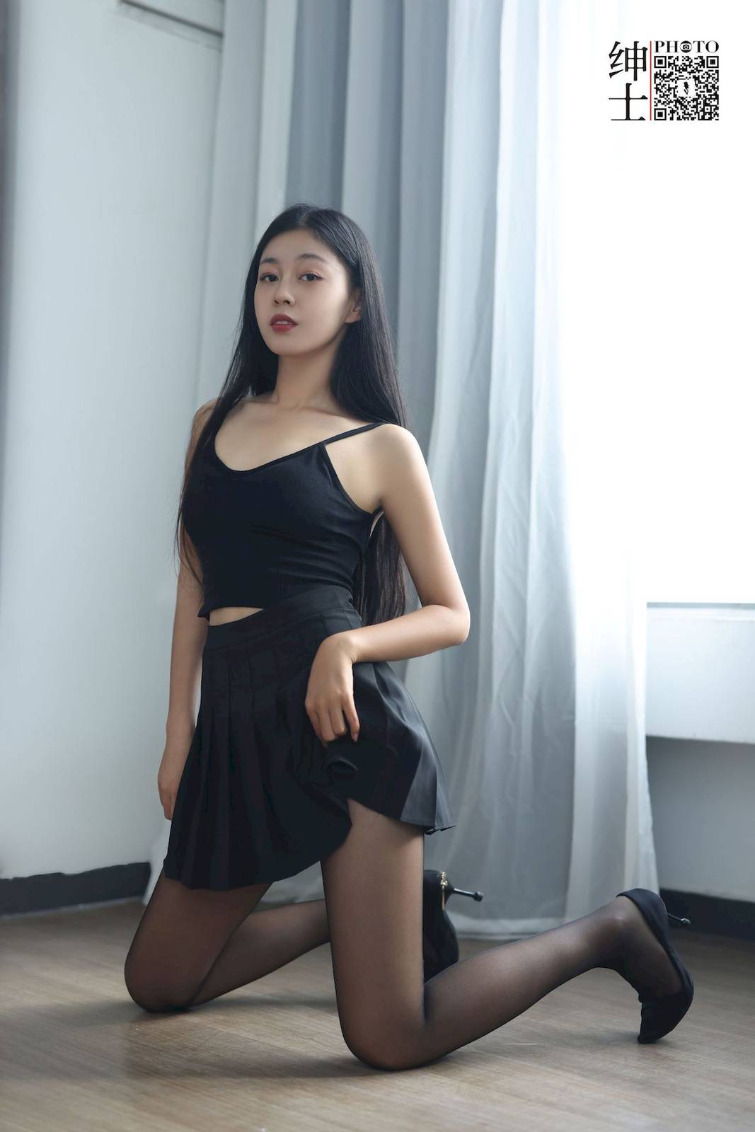 绅士约拍腿模亚楠黑色服饰搭配黑丝丝足性感美图