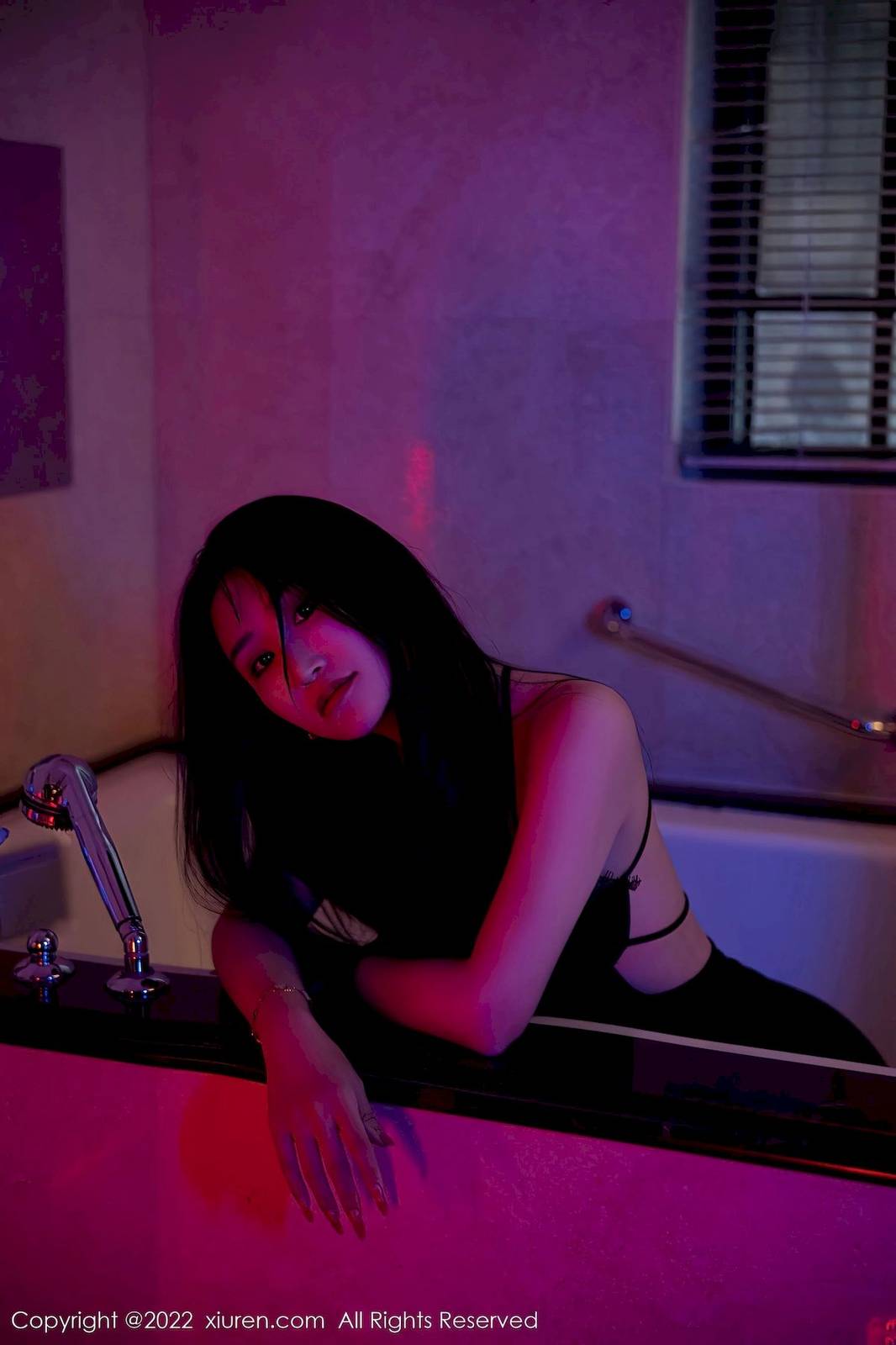 秀人网美女模特司柠黑色吊带短裙搭配魅惑黑丝首套写真-11