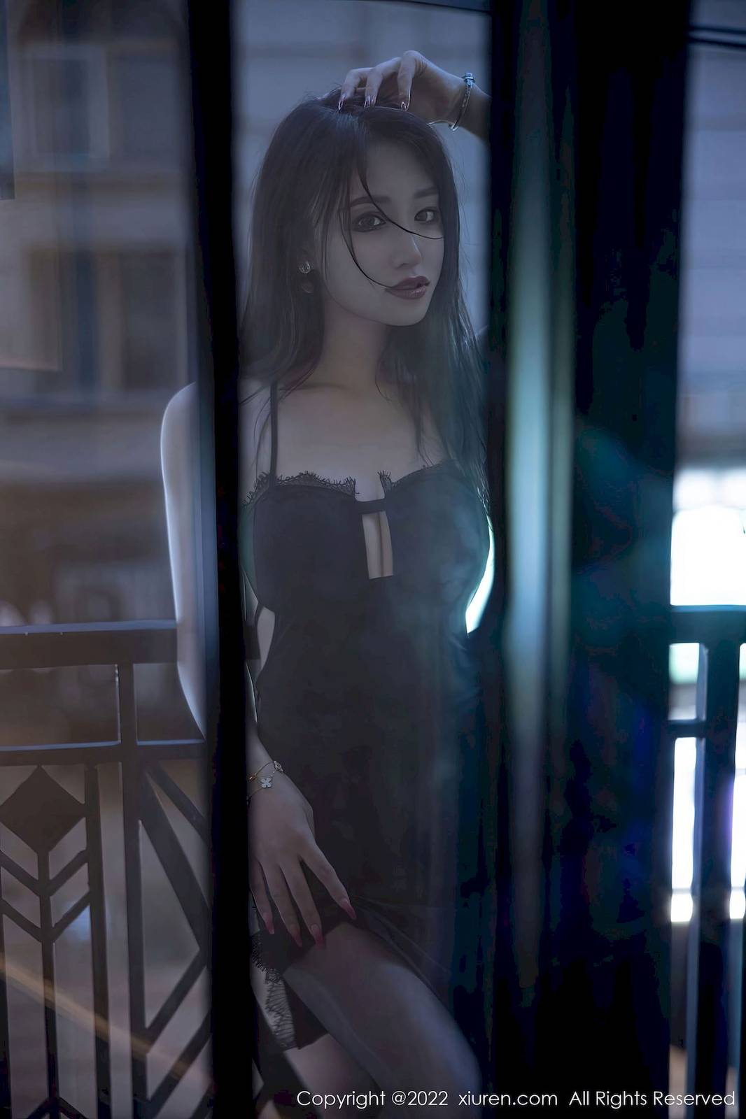 秀人网美女模特司柠黑色吊带短裙搭配魅惑黑丝首套写真-8