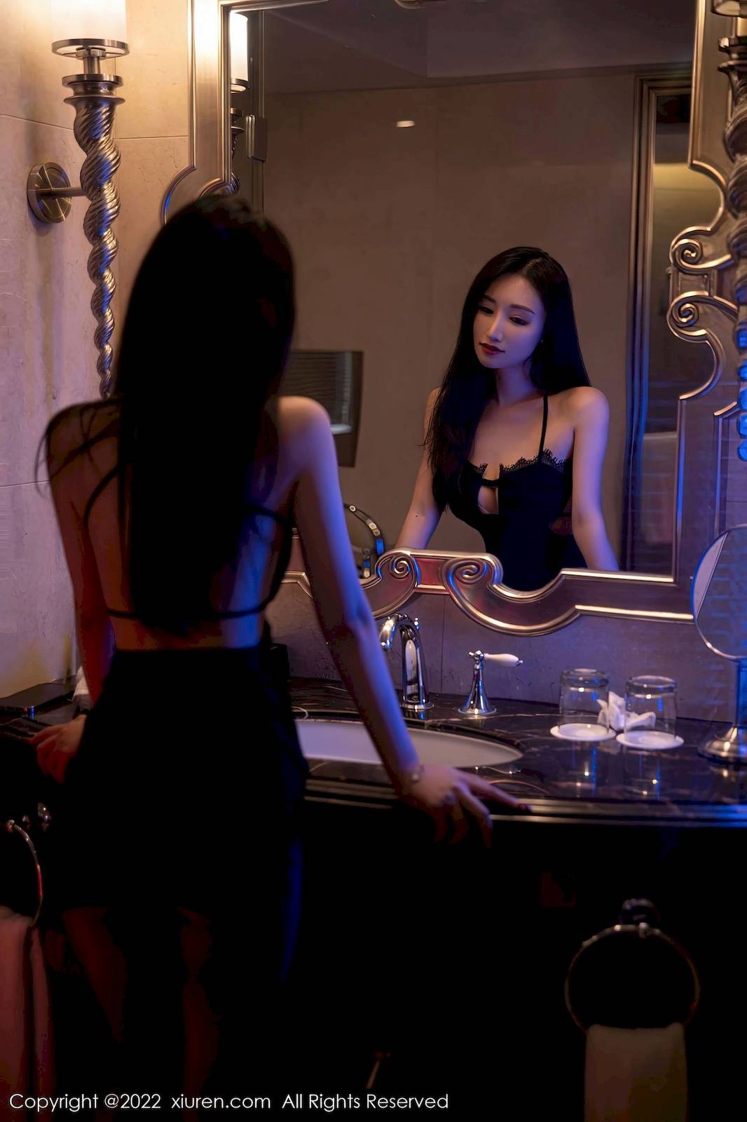 秀人网美女模特司柠黑色吊带短裙搭配魅惑黑丝首套写真-18