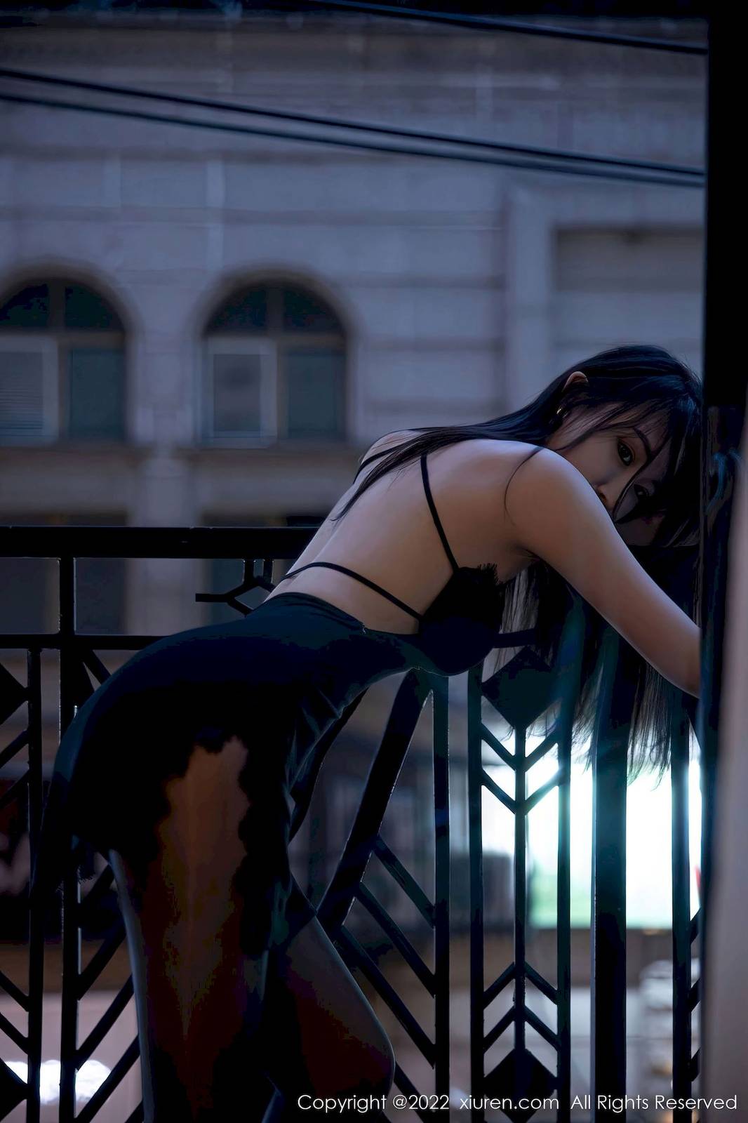 秀人网美女模特司柠黑色吊带短裙搭配魅惑黑丝首套写真-13