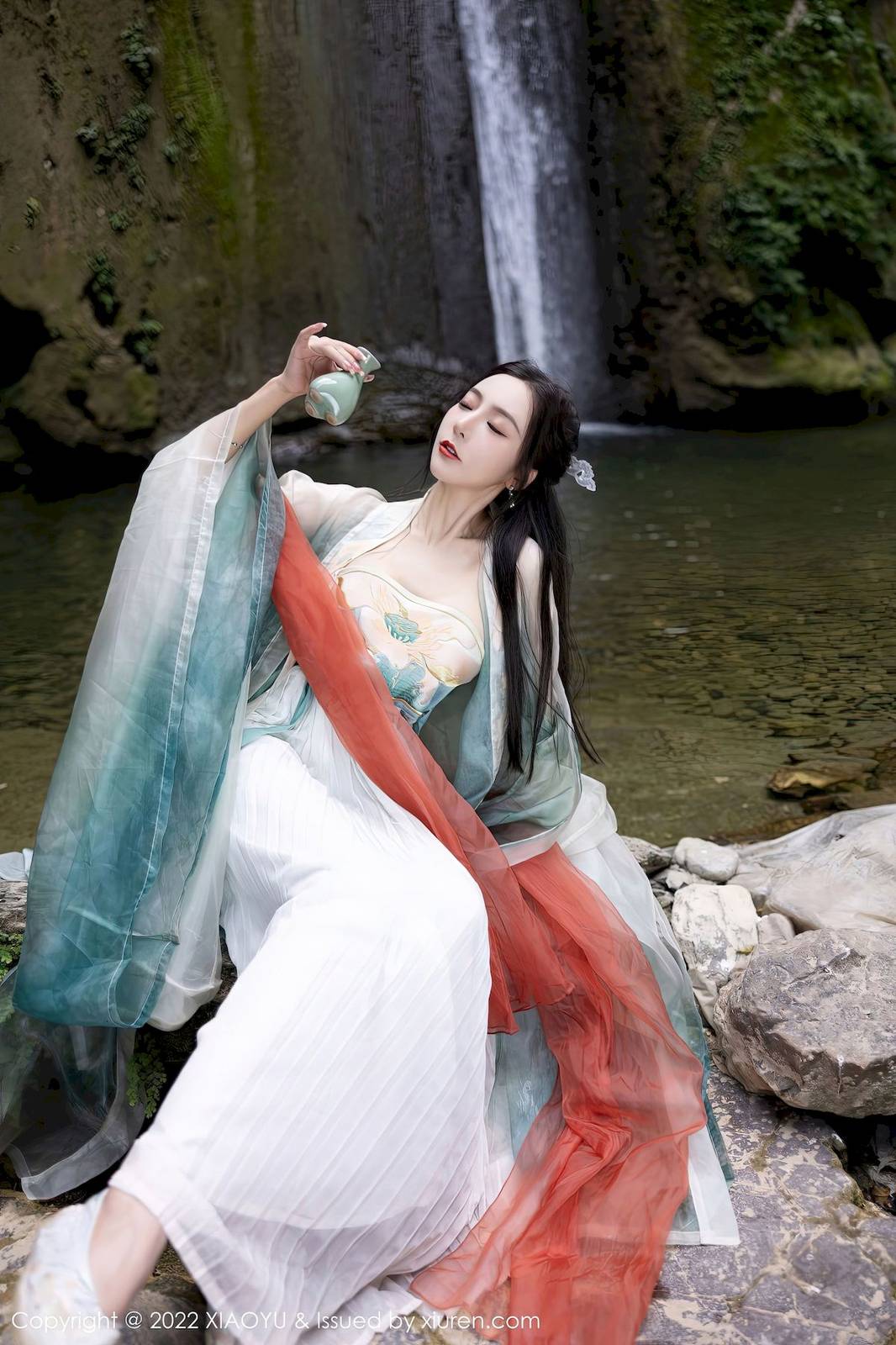 语画界性感女神王馨瑶yanni浅色古装服饰户外场景杭州旅拍-4