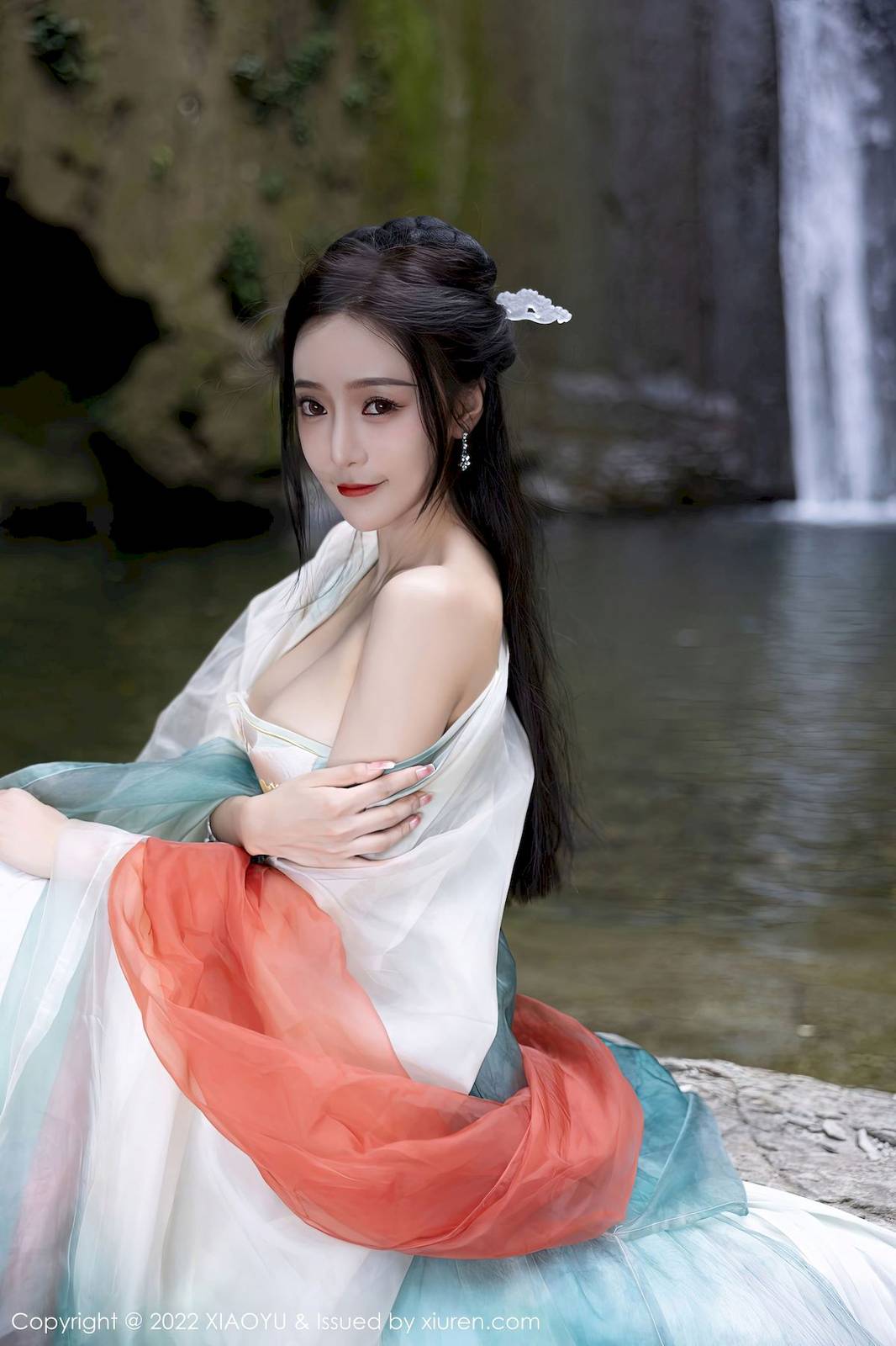 语画界性感女神王馨瑶yanni浅色古装服饰户外场景杭州旅拍-12