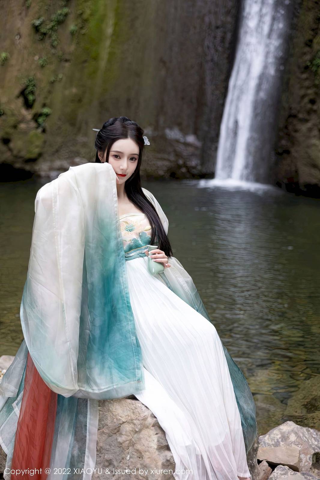 语画界性感女神王馨瑶yanni浅色古装服饰户外场景杭州旅拍-18