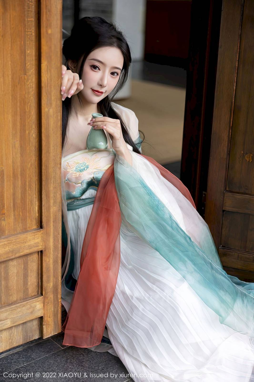 语画界性感女神王馨瑶yanni浅色古装服饰户外场景杭州旅拍-28