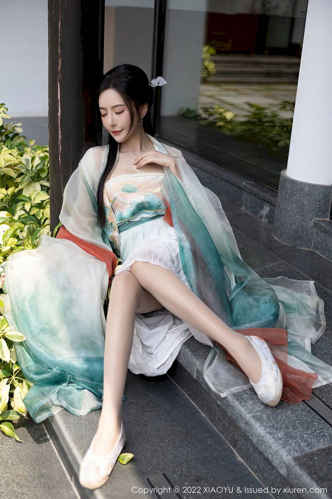 语画界性感女神王馨瑶yanni浅色古装服饰户外场景杭州旅拍-26