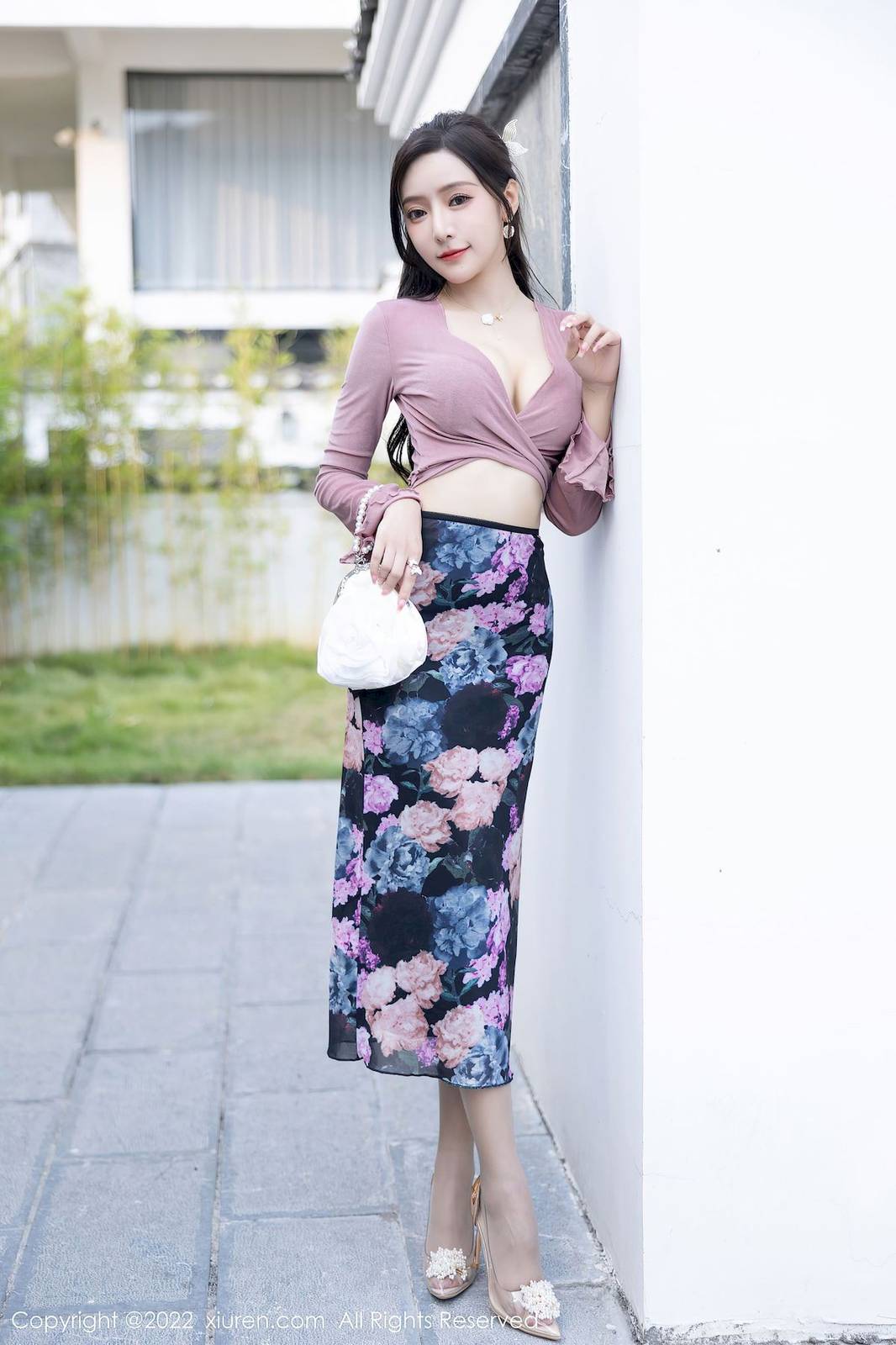 秀人网性感女神王馨瑶yanni粉灰色上衣搭配花色长裙写真-4