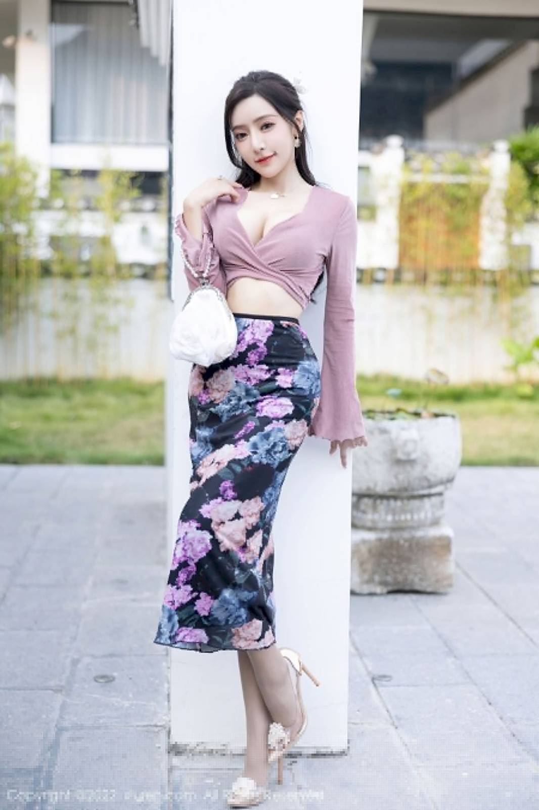 秀人网性感女神王馨瑶yanni粉灰色上衣搭配花色长裙写真-5