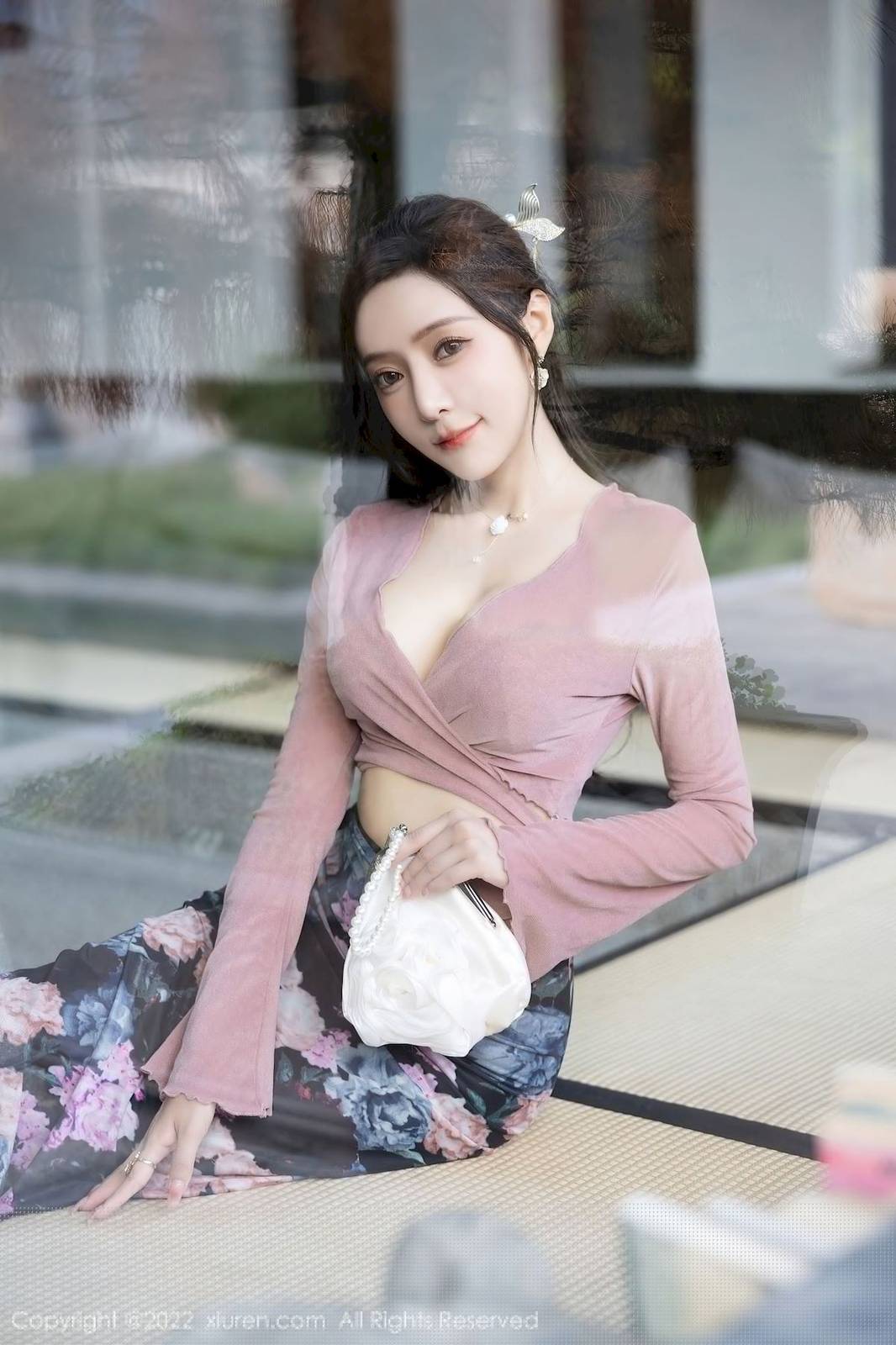 秀人网性感女神王馨瑶yanni粉灰色上衣搭配花色长裙写真-9